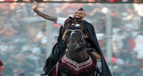 من الهليكوبتر إلى الحصان.. استقبال مذهل لـ"الملك فيدال" بعد عودته لنادي الطفولة (فيديو)